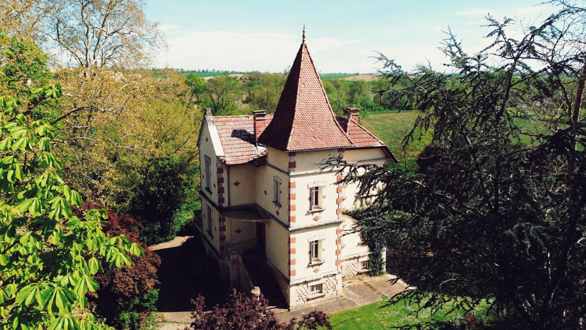 Petit Chateau Le Piot Bed & Breakfast Fleurance Exterior photo