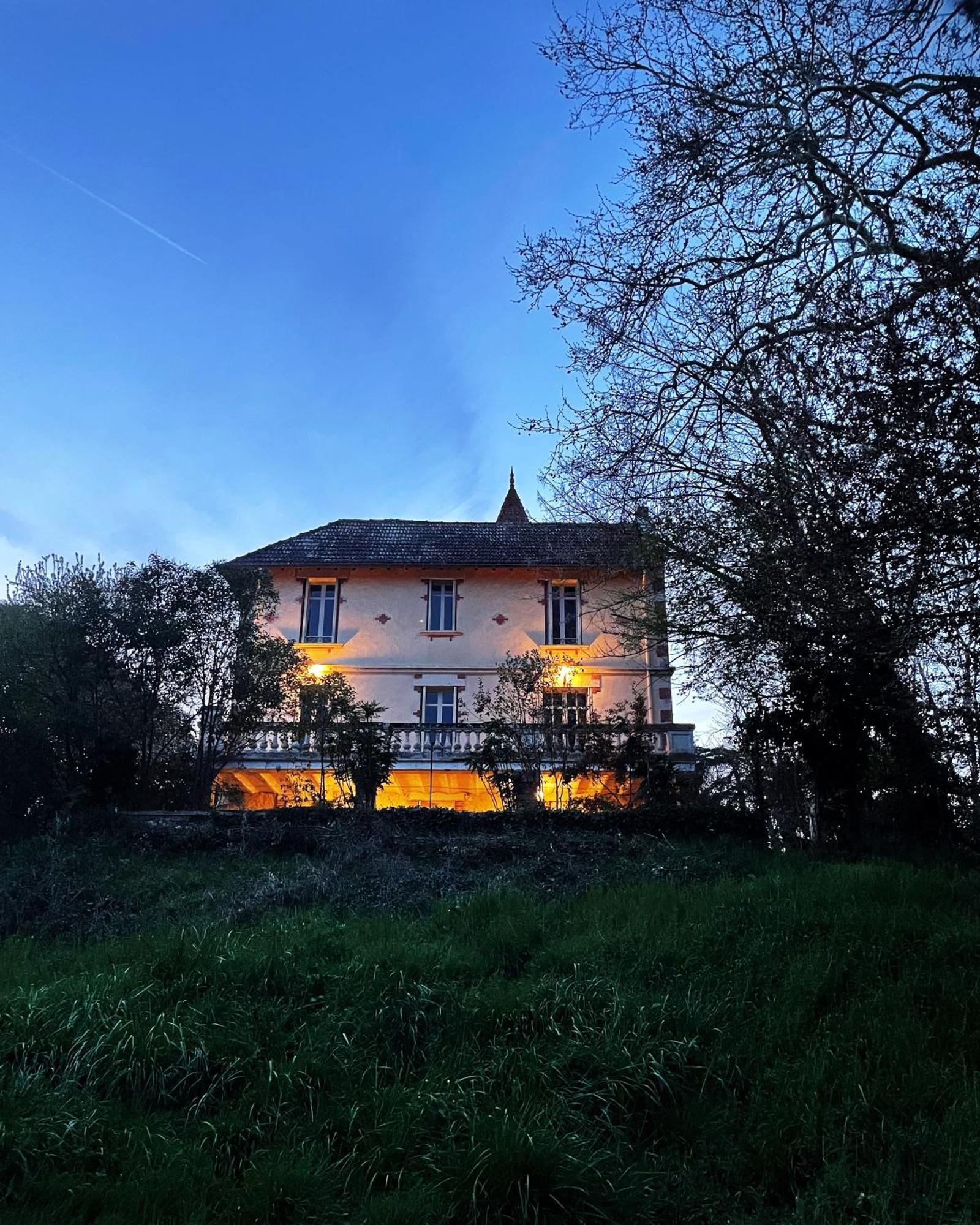 Petit Chateau Le Piot Bed & Breakfast Fleurance Exterior photo